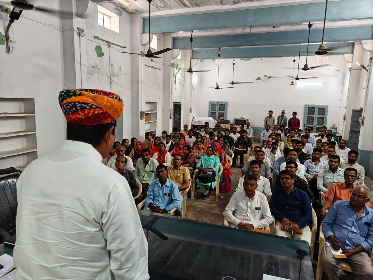 AjaysinghKilak's tweet photo. आज बेमौसम बारिश की वजह से #नागौर ज़िलें व #डेगाना विधानसभा क्षेत्र में किसानों को भारी नुकसान हुआ है इसी संदर्भ में आज #डेगाना विधानसभा क्षेत्र के उपखण्ड अधिकारी, डेगाना, भेरूंदा सांजू तहसीलदार, सभी गिरदावर, पटवारी, कृषि विभाग के कर्मचारी ऒर 1/2
#किसान https://t.co/cRgg1qGFqY