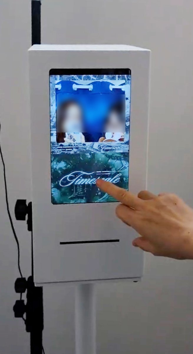 Team_Bluebook's tweet image. 素敵な素敵な写真を近くでみれてとっても幸せでした！グッズもたくさん🥰（ラキドロ含め）
海外からの申し込みと入金方法に少し手こずったけど、とてもやさしく教えて下さり初日最初の回に行けて本当に良かった！ありがとうございました🥹💕
#Timescale #팜하니 #팜팜 #하니 #Hanni #PhamHanni