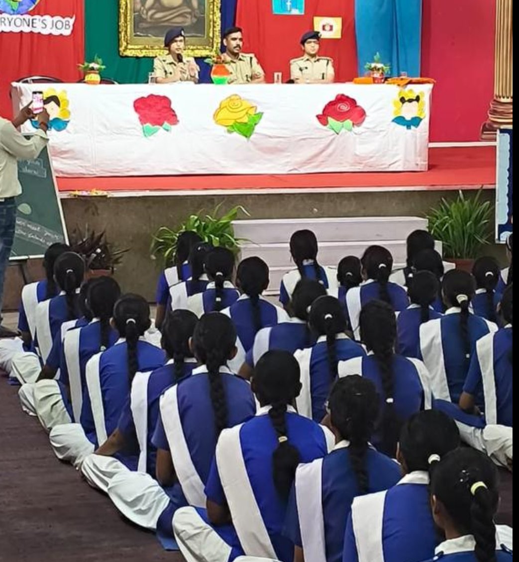 AlwarPolice's tweet image. ऑपरेशन जागृति कार्यक्रम चरण -4 : अलवर पुलिस द्वारा आज आर्य कन्या सीनियर सेकेंडरी स्कूल अलवर में बालिकाओं को पोक्सो अधिनियम एवं सेल्फ डिफेंस के संबंध में महत्वपूर्ण जानकारी देकर जागरूक किया गया।

#alwarPolice #POCSO #SelfDefence #Awareness #WomenSafety