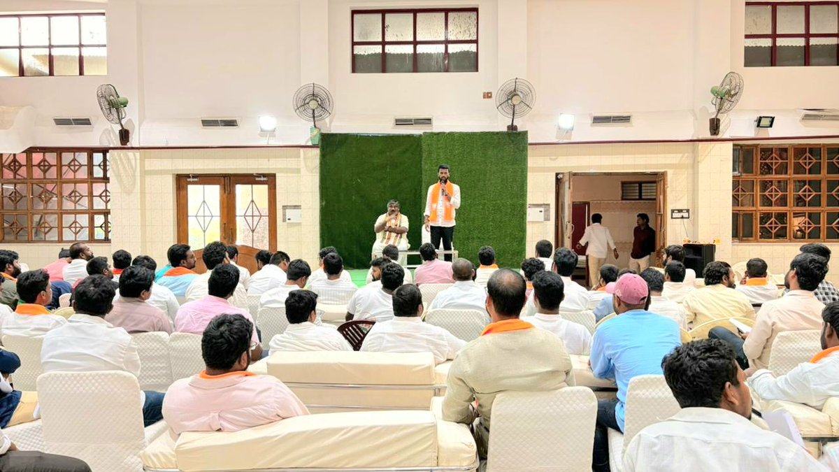 నేడు యువమోర్చా రాయలసీమ జోనల్ సమావేశం కర్నూలులో జరిగింది.ఈ సమావేశంలో రాబోయే రోజుల్లో చేయవలసిన కార్యక్రమాల గురుంచి చర్చించడం జరిగింది.