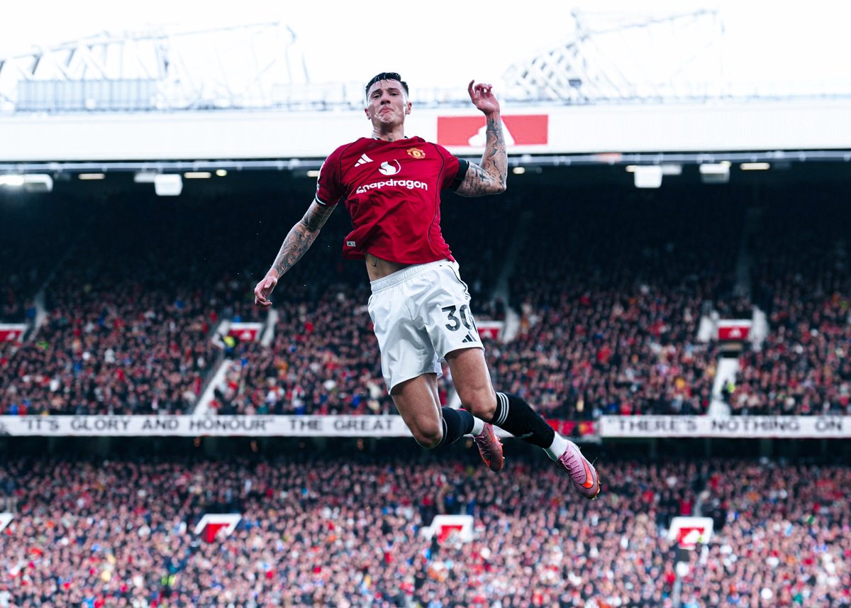 utdscope's tweet photo. 🚨🎙️Wayne Rooney on Benjamin Sesko:

“I think he's a handful, and he uses his body well. He challenges for balls, and it makes it easier for Mbeumo, Cunha when he's on, or Mount to make runs in behind him. And obviously getting another goal, I think, will help him.” https://t.co/NwKum5Ejly