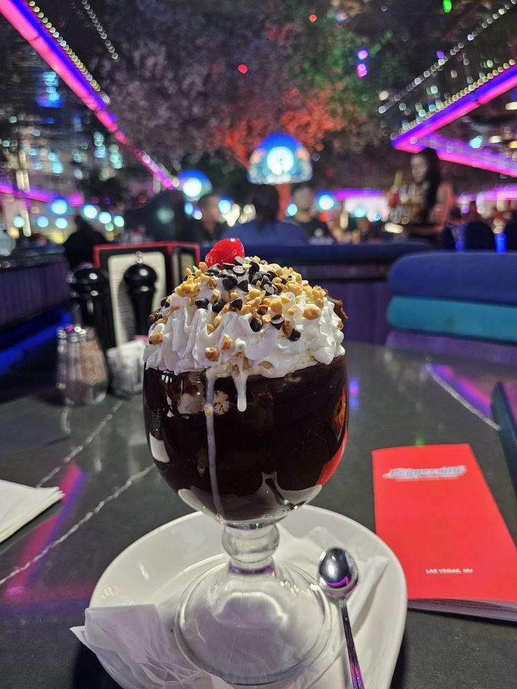 Come for the vibes, stay for the desserts 🎊 Welcome to Peppermill, where everything is over-the-top (just how we like it).
.
.
.
📸: Ryan J.