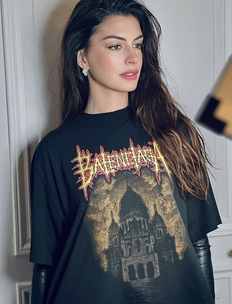 FashionGeekMX's tweet photo. 🖤  Anne Hathaway rompió internet con su look gótico en el desfile de Balenciaga.

Leather, actitud y una playera black metal que marca tendencia. . 👠🔥

💥 Mírala aquí 👇🏻
https://t.co/aOrpGQUJwT https://t.co/xI1p9HkqkN