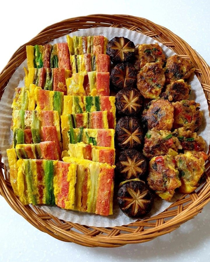 XiaoFengChX's tweet photo. El problema de celebrar Chuseok no es la celebración en si... es la cantidad ridícula de comida que terminas haciendo. 
@WeiRanOfficial  ¡ven a ayudarme, no he terminado! https://t.co/SSgkpLSveY