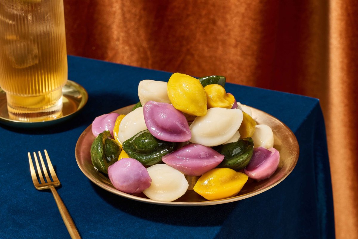 XiaoFengChX's tweet photo. El problema de celebrar Chuseok no es la celebración en si... es la cantidad ridícula de comida que terminas haciendo. 
@WeiRanOfficial  ¡ven a ayudarme, no he terminado! https://t.co/SSgkpLSveY