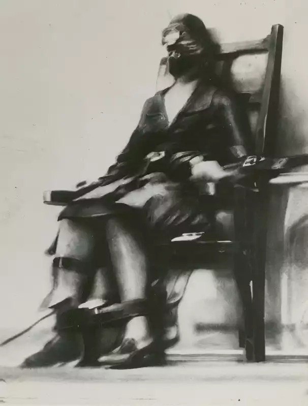 El retorno de la Catábasis trae consigo el galope eléctrico de la silla que mata, el gran trono de la necrópolis. En esta hoguera abarco su génesis y su actualidad agazapada. Ahí sigue..., latente