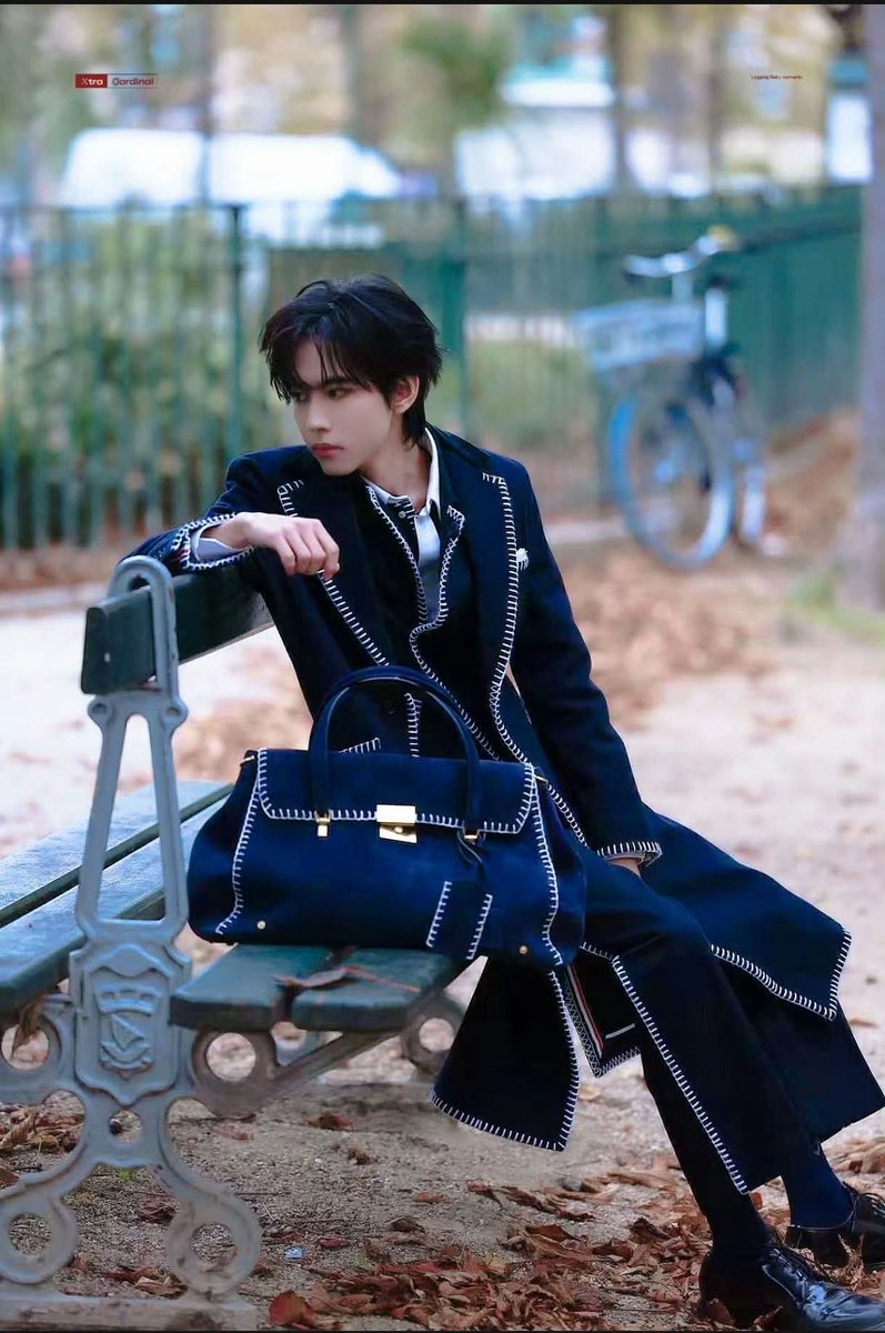 Tan3809's tweet photo. Where craftsmanship meets charisma, LIU XUAN CHENG AT PARIS FASHION WEEK stuns in Thom Browne SS26 with undeniable presence.
#LiuXuanChengParisFashionWeek 
#LiuxuanchengxThomBrowne https://t.co/Fd6wfSDUqc