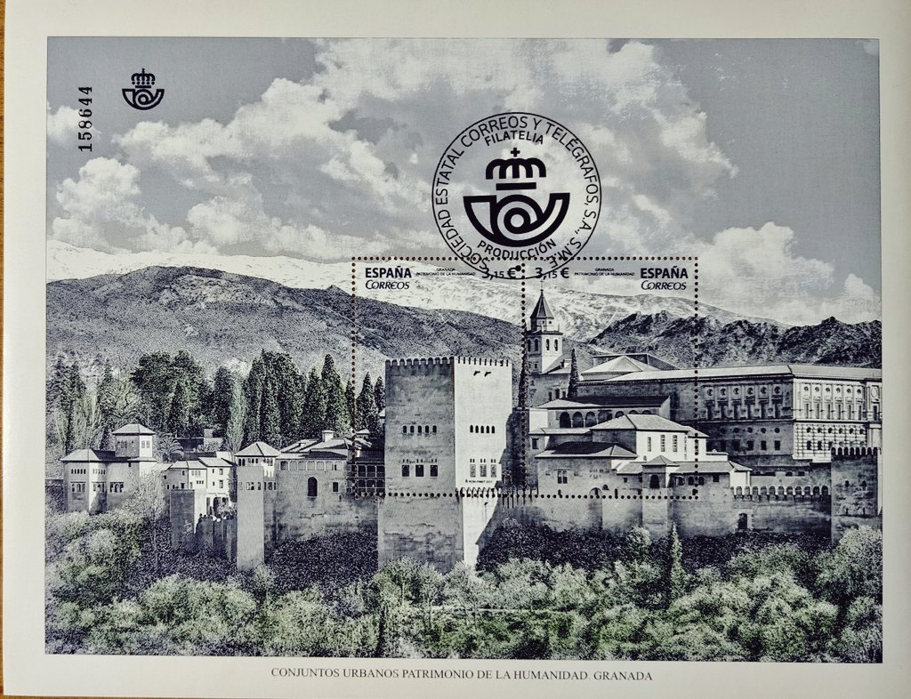 Una absoluta obra de arte: hoja bloque de España con un grabado de la Alhambra de Granada. 
¿Por qué no se emiten más sellos calcográficos? Salta a la vista que su belleza es infinitamente superior al offset, aunque este sistema también tenga verdaderas maravillas.