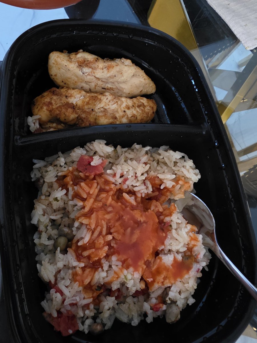 GigDaRipper's tweet photo. 3 oz grilled chicken breast: ~140 calories

1 cup cooked rice (white): ~200 calories

1 tablespoon hot sauce: ~5 calories

✅ Estimated total: ~345 calories
#foodie #mealprep https://t.co/OwV6wON94S