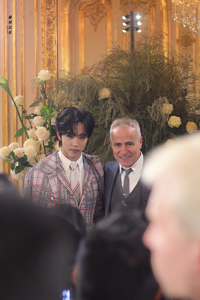XuanCheng took a photo with Mr Thom Browne!!! 

#LiuXuanchengatPFW25
#LiuXuanchengxThomBrowne
#ThomBrowneSS26