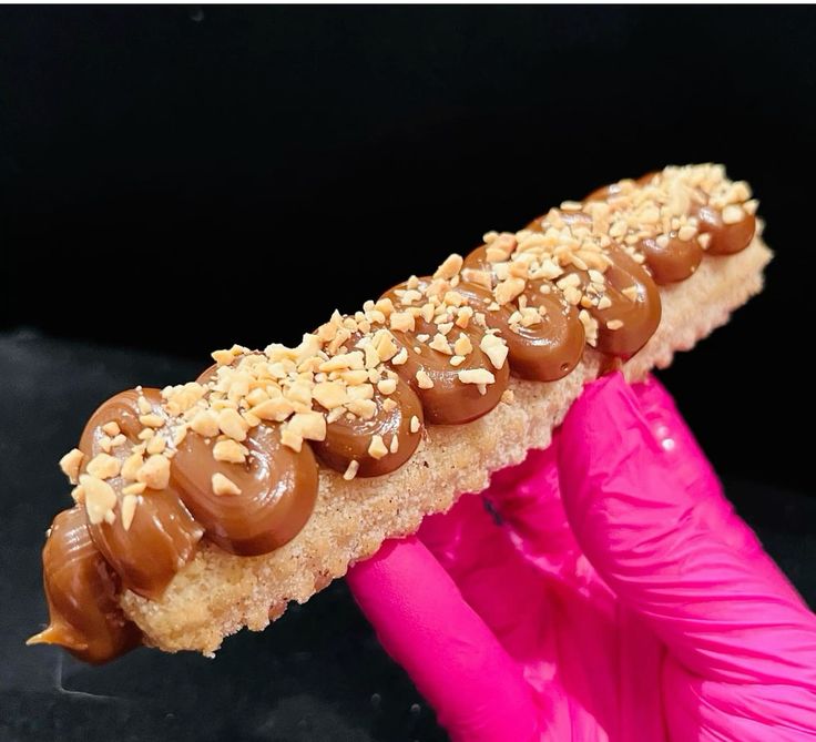 Yumezando's tweet image. 🍵— Um presente foi deixado em sua porta!

De: Grimmjow jaegerjaquez
Para: @SebJow

Presente: Churros de doce d leite com amendoim 

"Eu tenho certeza que ouvi você reclamando que queria um desses ontem. Mas não comprei muitos pra você não ficar com diabetes ou algo assim.. agora…