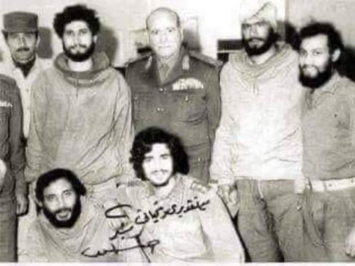 Kawiawi's tweet image. بمناسبة نصر اكتوبر 73  .. 🇪🇬 
مين دول بدقونهم و اشكالهم الغريبة دى ؟؟ !!! 
ممكن تسأل نفسك مين دول اللي متصور معاهم المشير احمد اسماعيل وزير الحربية وأشكالهم الغريبه!!!
دول افراد و ضباط كتيبة مخابرات حربية و استطلاع خلف خطوط العدو
استمروا 9 اشهر كاملة قبل و اثناء حرب اكتوبر ...#م
