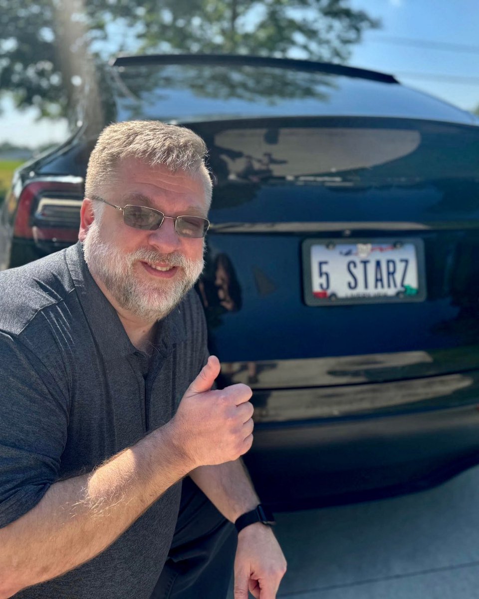 Uber's tweet image. “My custom license plate reads ‘5 STARZ’ for obvious reasons. I have worked as a rideshare driver for about seven years now. I have maintained a perfect 5.0 rating for most of my time as a driver. I strive for every ride to be a five star experience. With the slideshow that plays…