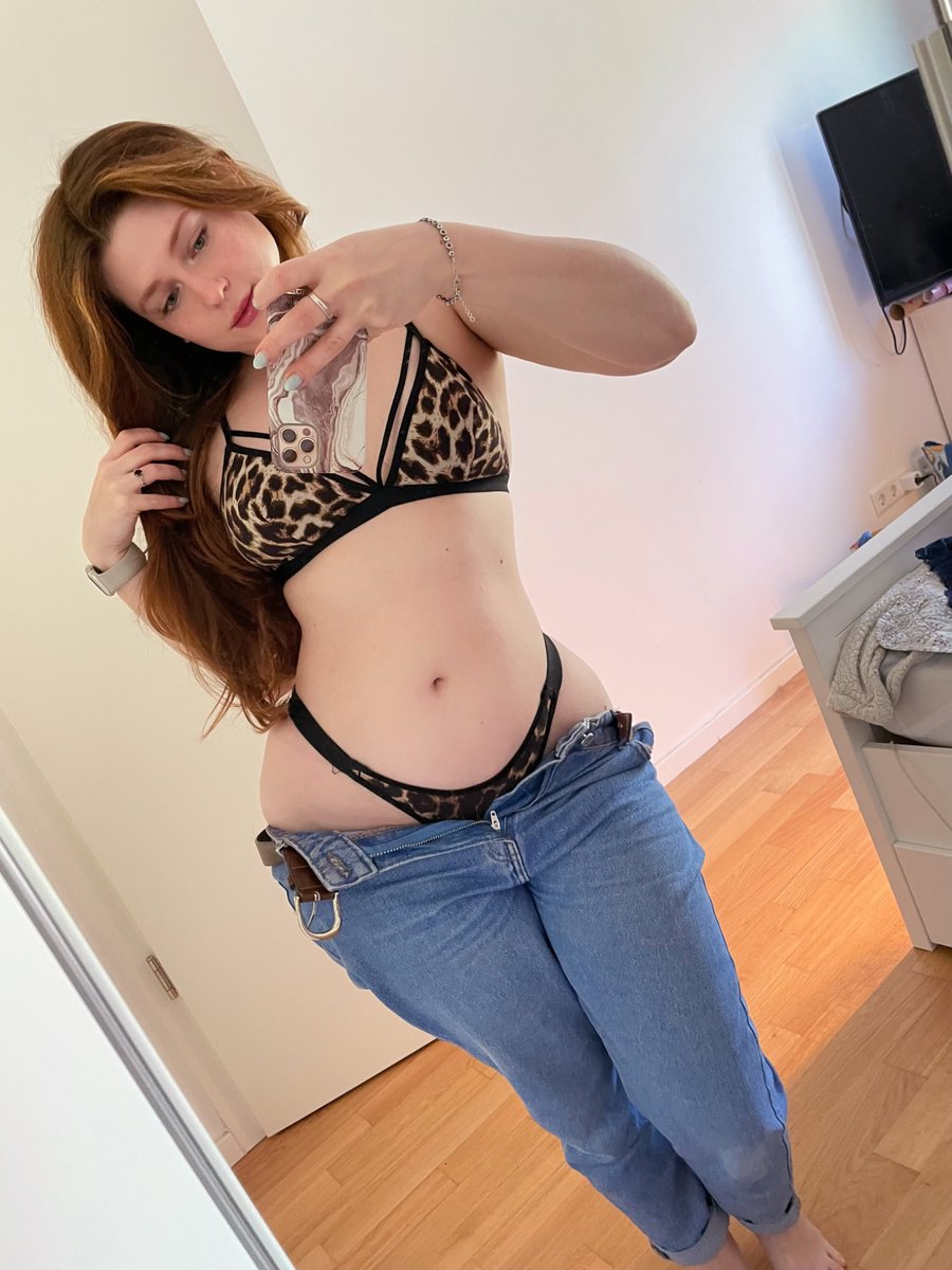 U walk into ur room and see this... Wyd? 😏❤️