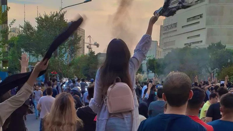 گیرم که باد هرزه ی شبگرد
با های و هوی نعره ی مستانه در گذر باشد
با صبح روشن پرترانه چه میکنید ؟
گیرم که می زنید
گیرم که می برید
گیرم که میکشید
با رویش ناگزیر جوانه چه میکنید ؟

#زن_زندگی_آزادی 
#ژن_ژیان_ئازادی