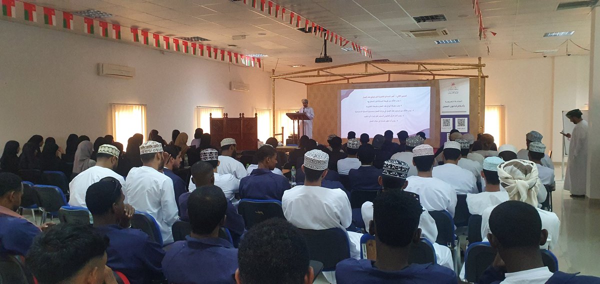 SurVocational's tweet photo. استضافت الكلية بالتعاون مع دائرة علاقات العمل بوزارة العمل ورشة تعريفية بأحكام قانون العمل والقرارات المنفذة له. استهدفت جميع منتسبي الكلية وبالأخص الطلبة المقبلين على التخرج، وتأتي هذه المحاضرة وفق مبادرة وعي مستدام.
@Labour_OMAN https://t.co/V1HmKG7CNz