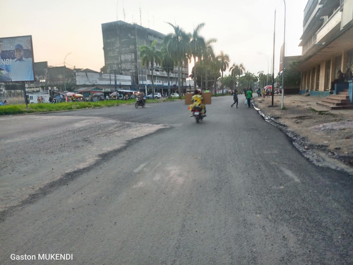 sergesindani01's tweet image. 🔴#RDC Kisangani se métamorphose. Le Boulevard de la grande Poste de #Kisangani, axe #SEDEC menant vers la maison Blanche (mairie), revêtue dans sa nouvelle belle robe. L'axe est complètement asphalté.