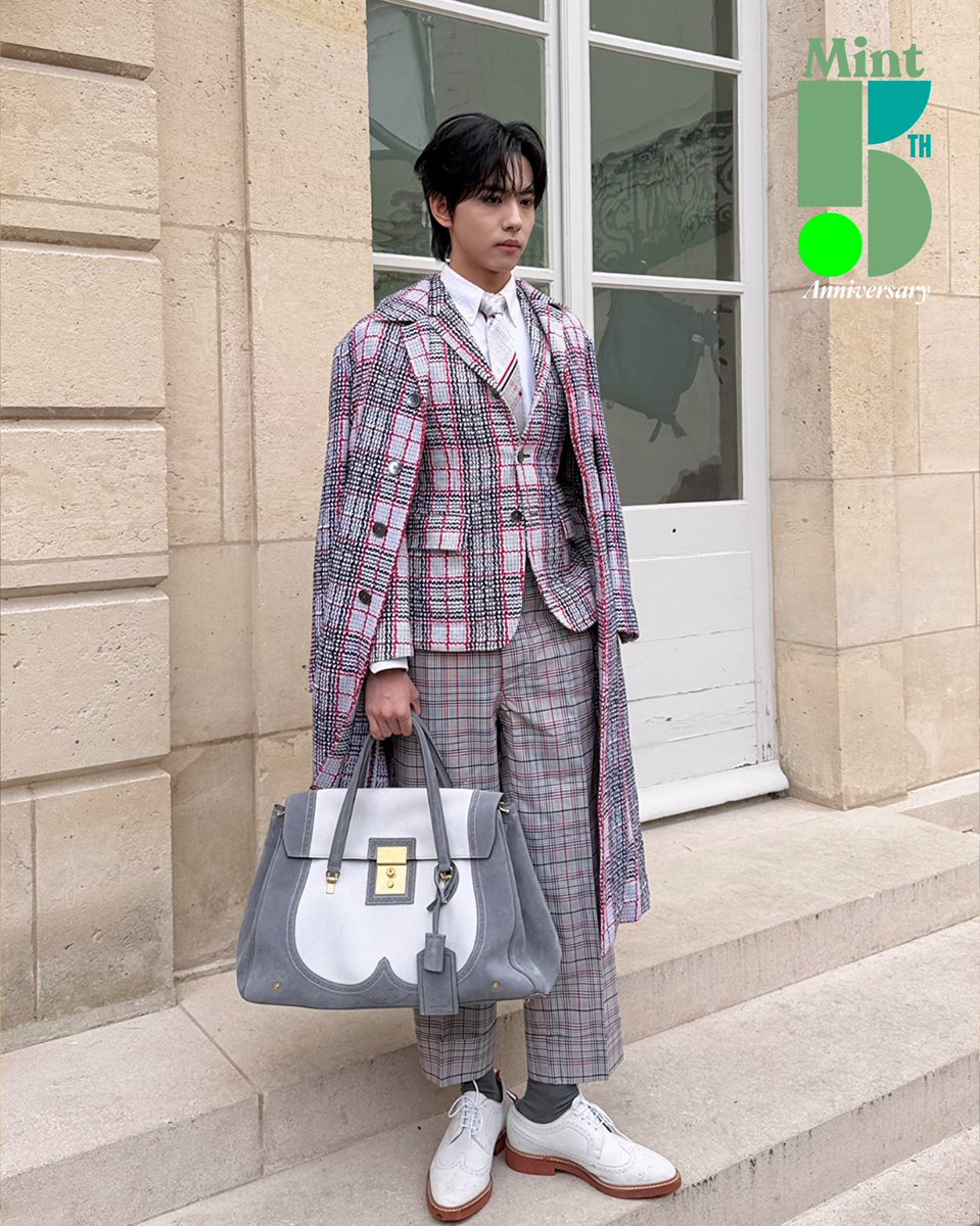 mintmag_th's tweet photo. ไปกันต่อ! #MintReports ส่งภาพหนุ่ม #LiuXuanCheng แขกสำคัญของ Thom Browne ในลุคร่วมชมแฟชั่นโชว์ thom browne spring 2026 collection ที่จัดขึ้นขณะนี้ที่ปารีส 💚

#LiuXuanChengXThomBrowne
#LiuXuanchengAtPFW25
#刘轩丞
#thombrowne #thombrowness26
#MintMagTH https://t.co/ICrypnKA8O