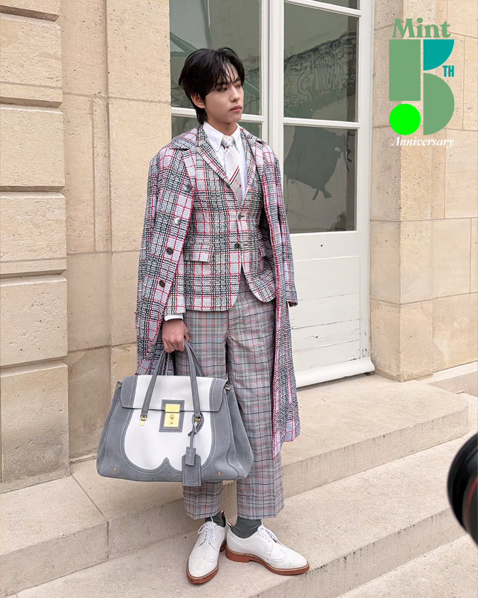ไปกันต่อ! #MintReports ส่งภาพหนุ่ม #LiuXuanCheng แขกสำคัญของ Thom Browne ในลุคร่วมชมแฟชั่นโชว์ thom browne spring 2026 collection ที่จัดขึ้นขณะนี้ที่ปารีส 💚

#LiuXuanChengXThomBrowne
#LiuXuanchengAtPFW25
#刘轩丞
#thombrowne #thombrowness26
#MintMagTH