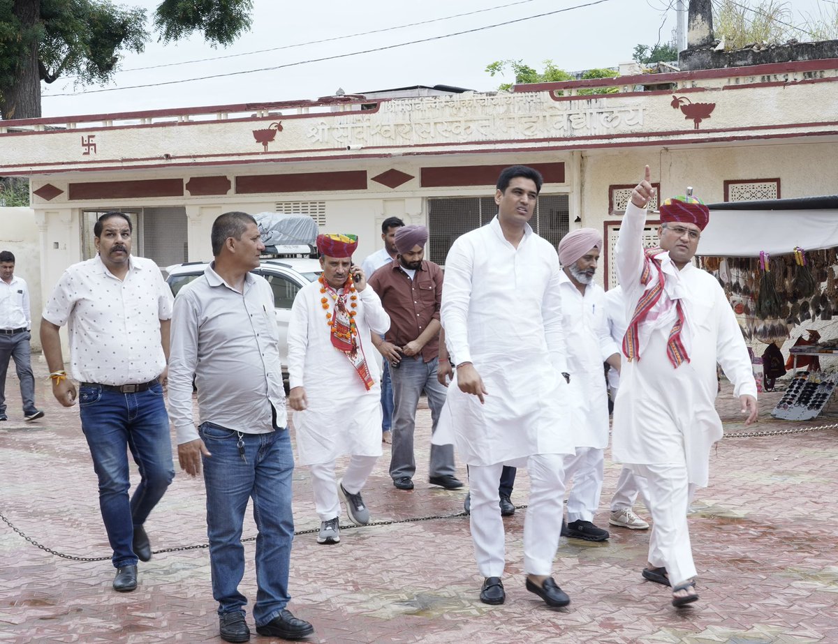 आज निर्वाचन क्षेत्र किशनगढ़ के गांव सलेमाबाद पहुँच कर निम्बार्काचार्य पीठाधीश्वर श्री श्यामशरण देवाचार्य श्री “श्रीजी महाराज” के दर्शन कर आशीर्वाद लिया।

श्री राधा सर्वेश्वर भगवान सभी भक्तों का कल्याण करें।
<a href="/INCIndia/">Congress</a> ✋