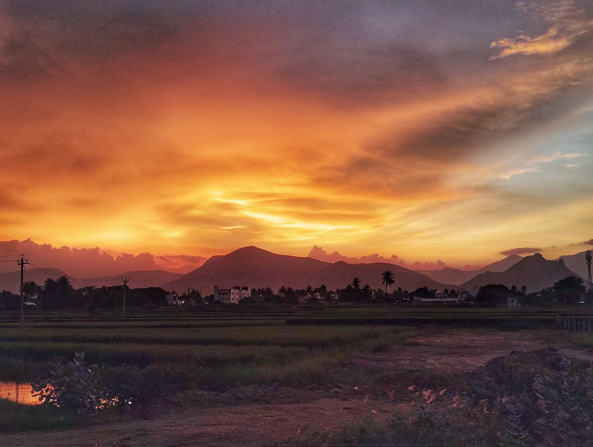 UpdatesTanjore's tweet photo. Shades of Sunset 🌄 near Cumbum, #Theni District 💚✨ #NH183 🛣️ https://t.co/r8AWRuRScu