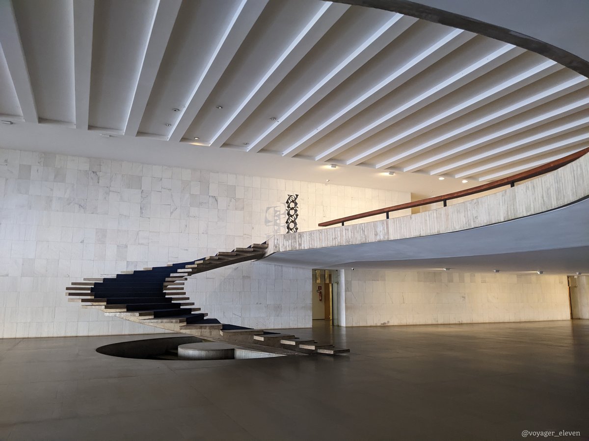 voyager_eleven's tweet photo. The Itamaraty Palace in Brasília features this regal, spiral staircase in its main lobby. It was made of reinforced concrete, and designed by Niemeyer. Each step is tiny so you almost feel like you're gliding when you walk up it. https://t.co/kSXVF4kITy