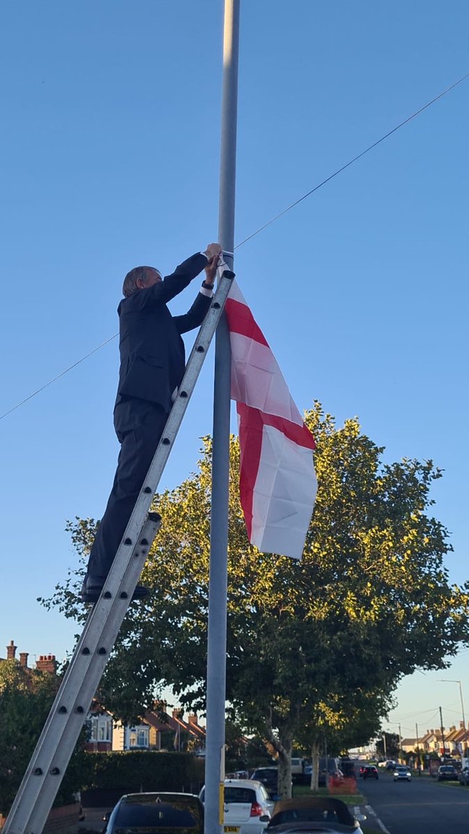RupertLowe10's tweet image. A glorious evening in Great Yarmouth to raise this glorious flag.