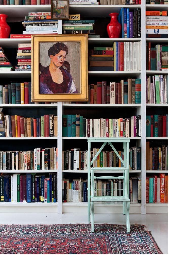 Entre los lomos y el silencio de una biblioteca, el tiempo se detiene. En las redes, se disuelve. Leer en papel o en pantalla no importa tanto como recordar que la lectura exige presencia, no prisa: es el último refugio frente al ruido del mundo.