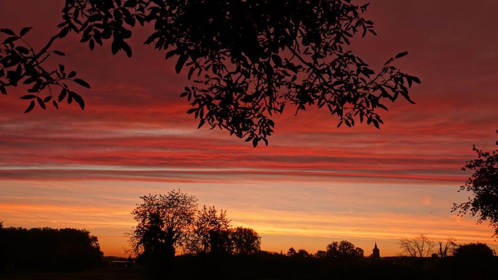 WetterOnline's tweet image. Der Himmel über Bietigheim/Baden zeigte sich am  Morgen des 4. Oktober 2025 in leuchtenden Rot- und Orangetönen – ein echtes Farbspektakel. Die ersten Sonnenstrahlen tauchten Landschaft und Wolken in ein warmes, goldenes Licht. 

📷 Klaus Hammer 

#bietigheim #baden #morgenrot