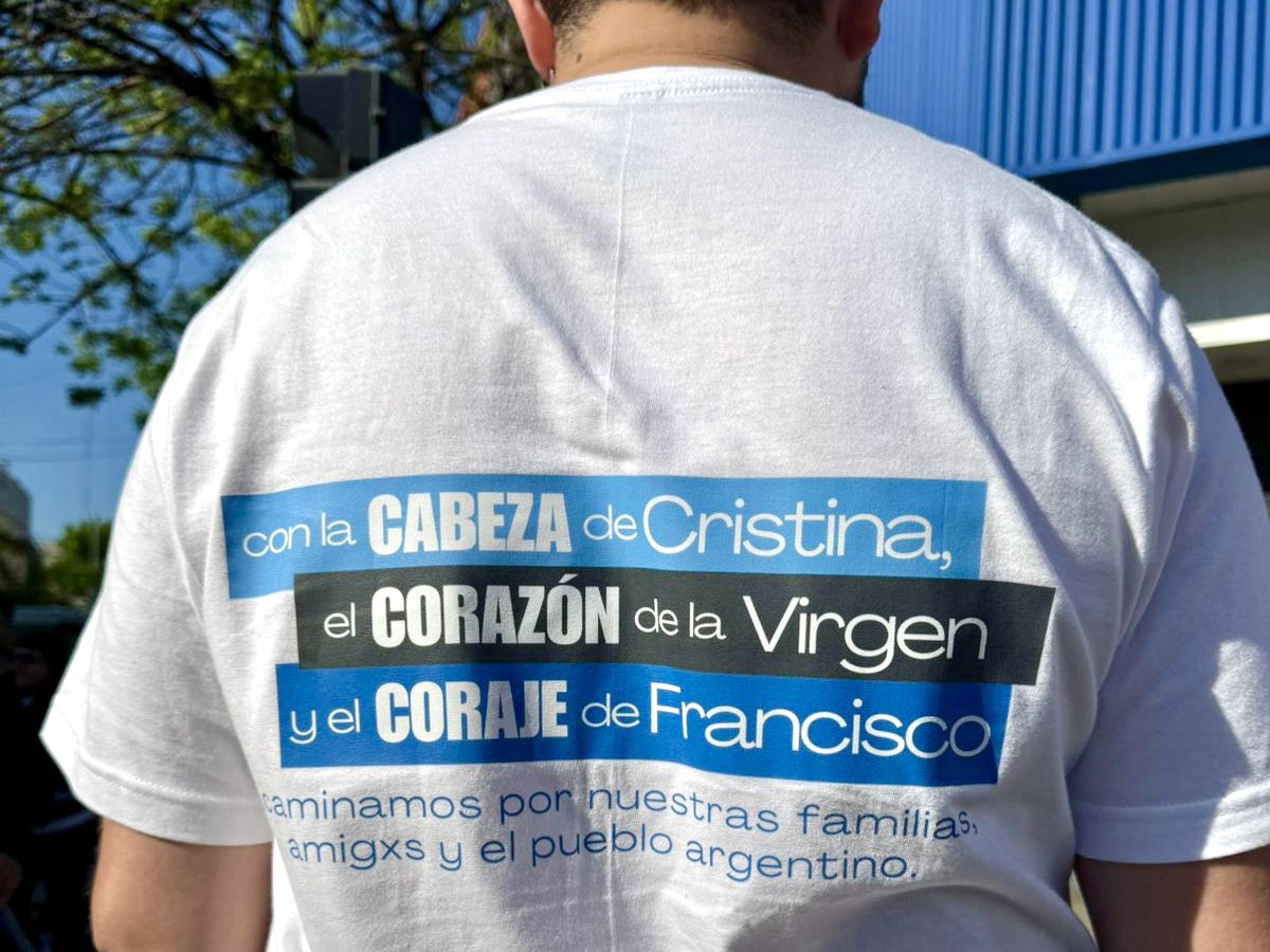 Caminamos a Luján con los compañeros y las compañeras de la JP, y llevamos un rosario que nos entregó Cristina.

Por Francisco, por la paz del pueblo y por la libertad de Cristina.