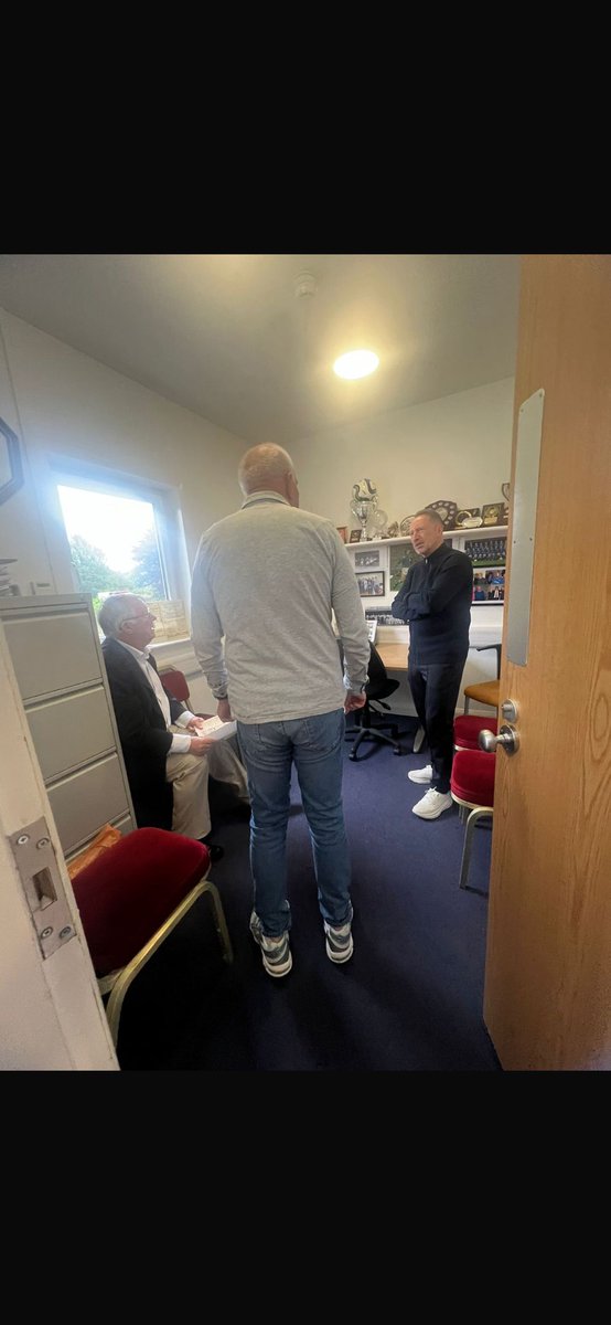 Sir Alex popped into New Tinto this afternoon for a pie and a wee chat 👌🏽🥧⚽️