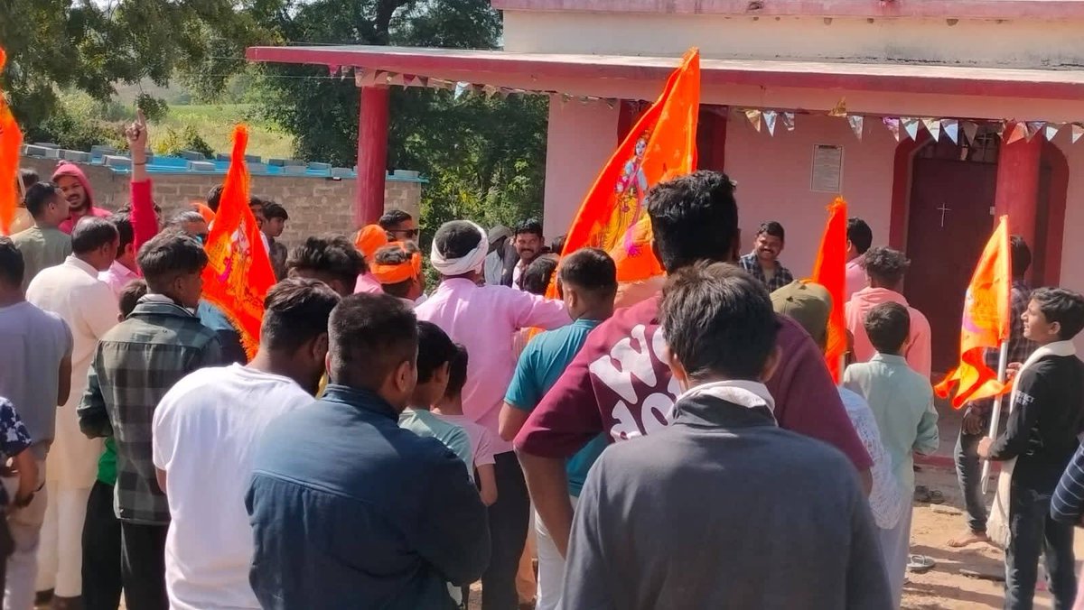 House church meetings in Chhattisgarh state, central India, have recently been banned. Despite India's constitution guaranteeing freedom of profession and practice of religion. More than 200 churches in the state have been affected. standasia.org/india-house-ch… #PersecutedChurch