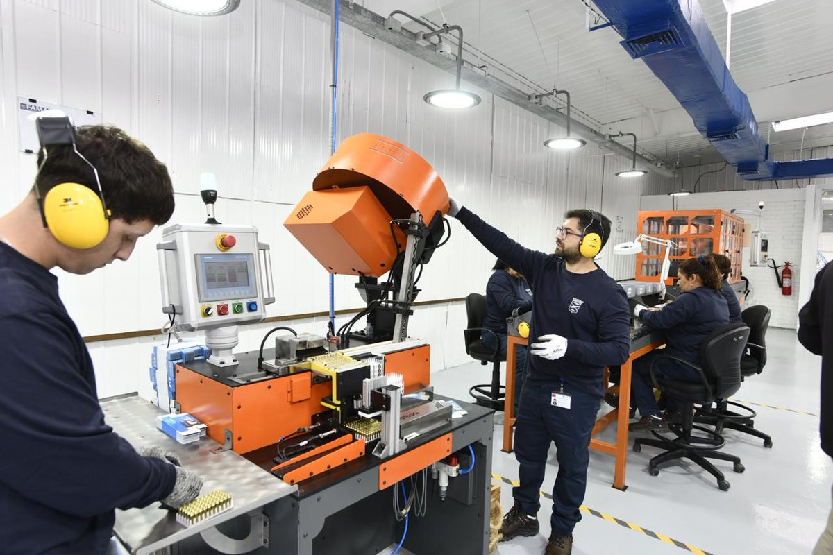 𝐅𝐚́𝐛𝐫𝐢𝐜𝐚𝐬 𝐲 𝐌𝐚𝐞𝐬𝐭𝐫𝐚𝐧𝐳𝐚𝐬 𝐝𝐞𝐥 𝐄𝐣𝐞́𝐫𝐜𝐢𝐭𝐨 𝐝𝐞 𝐂𝐡𝐢𝐥𝐞 (𝐅𝐀𝐌𝐀𝐄) 𝐚𝐮𝐦𝐞𝐧𝐭𝐚 𝐬𝐮 𝐜𝐚𝐩𝐚𝐜𝐢𝐝𝐚𝐝 𝐞𝐬𝐭𝐫𝐚𝐭𝐞́𝐠𝐢𝐜𝐚 𝐜𝐨𝐧 𝐧𝐮𝐞𝐯𝐨 𝐭𝐚𝐥𝐥𝐞𝐫 𝐝𝐞 𝐦𝐮𝐧𝐢𝐜𝐢𝐨𝐧𝐞𝐬.
Conoce todos los detalles del nuevo taller de carga para