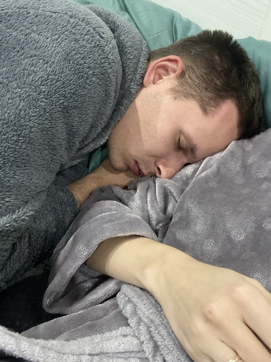 Их просто вырубило обоих на мне за секунду 🤣🤣🤣