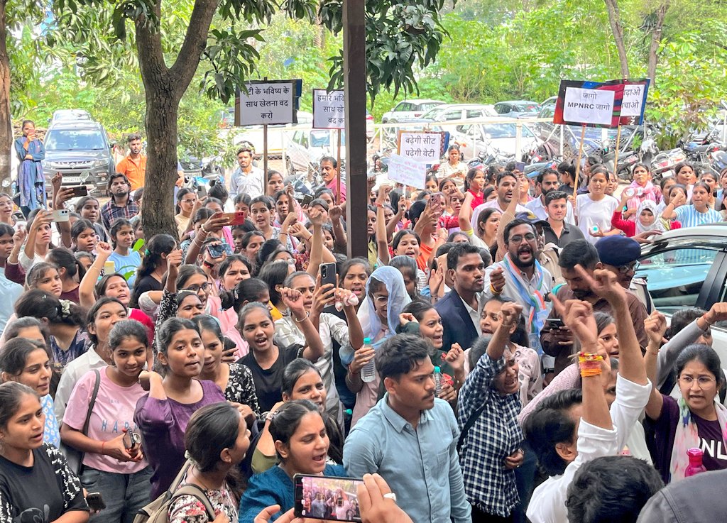 Ravi_NSUI_Mp's tweet photo. मप्र के 13 शासकीय नर्सिंग कॉलेजों को नहीं मिली मान्यता

@nsui द्वारा हजारों नर्सिंग छात्र छात्राओं के साथ स्वास्थ्य संचालनालय के बाहर दिनभर बैठ कर जमकर विरोध प्रदर्शन किया

👉 फर्जी प्राइवेट कॉलेजों को मान्यता दी जा रही है
👉 लेकिन शासकीय कॉलेजों के छात्रों का भविष्य अधर में है https://t.co/1BZWZ62lBK