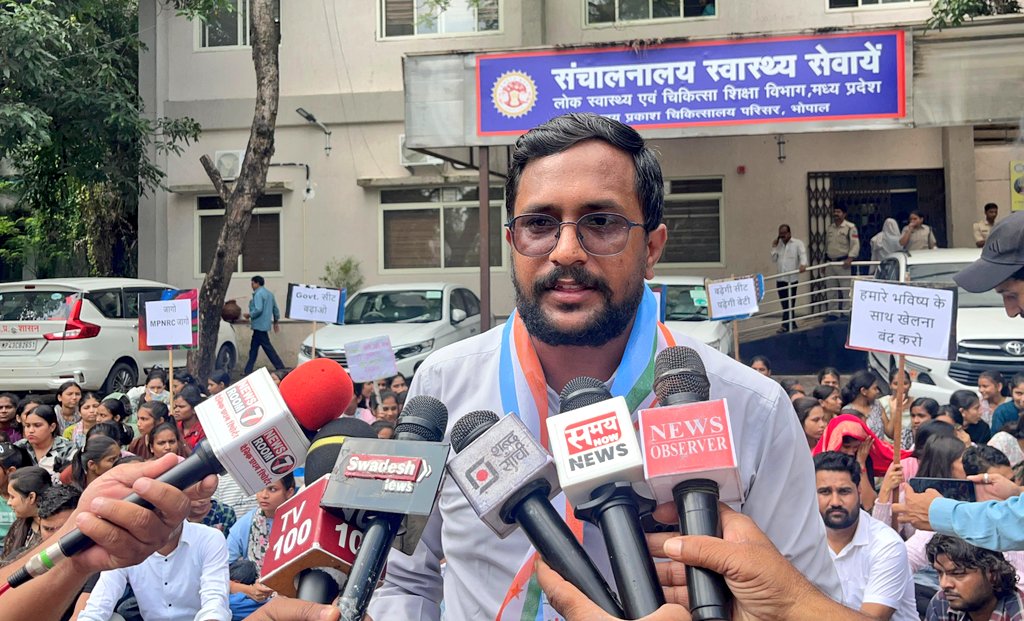 Ravi_NSUI_Mp's tweet photo. मप्र के 13 शासकीय नर्सिंग कॉलेजों को नहीं मिली मान्यता

@nsui द्वारा हजारों नर्सिंग छात्र छात्राओं के साथ स्वास्थ्य संचालनालय के बाहर दिनभर बैठ कर जमकर विरोध प्रदर्शन किया

👉 फर्जी प्राइवेट कॉलेजों को मान्यता दी जा रही है
👉 लेकिन शासकीय कॉलेजों के छात्रों का भविष्य अधर में है https://t.co/1BZWZ62lBK