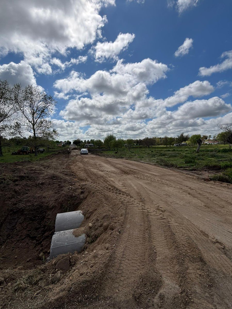 Comenzaron los trabajos para la apertura de una nueva calle que conectará el barrio Mevir 3 con el centro de la ciudad.
Se trata de una mejora largamente esperada por los vecinos del barrio. 
Hoy, gracias a la aparición de un nuevo fraccionamiento en la zona, se hace posible.