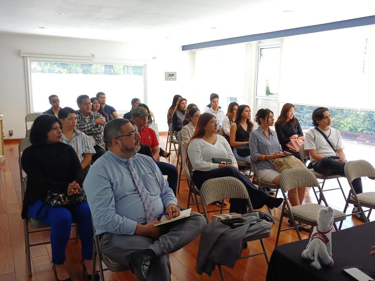 Un gusto recibir en la Embajada a estudiantes de <a href="/IPN_ESCATepepan/">IPN ESCA Tepepan</a>. Conversamos sobre el trabajo diplomático y consular, la formación en Cancillería y las tareas cotidianas de nuestras Secciones. ¡Gracias por su entusiasmo! 🇦🇷🤝 🇲🇽