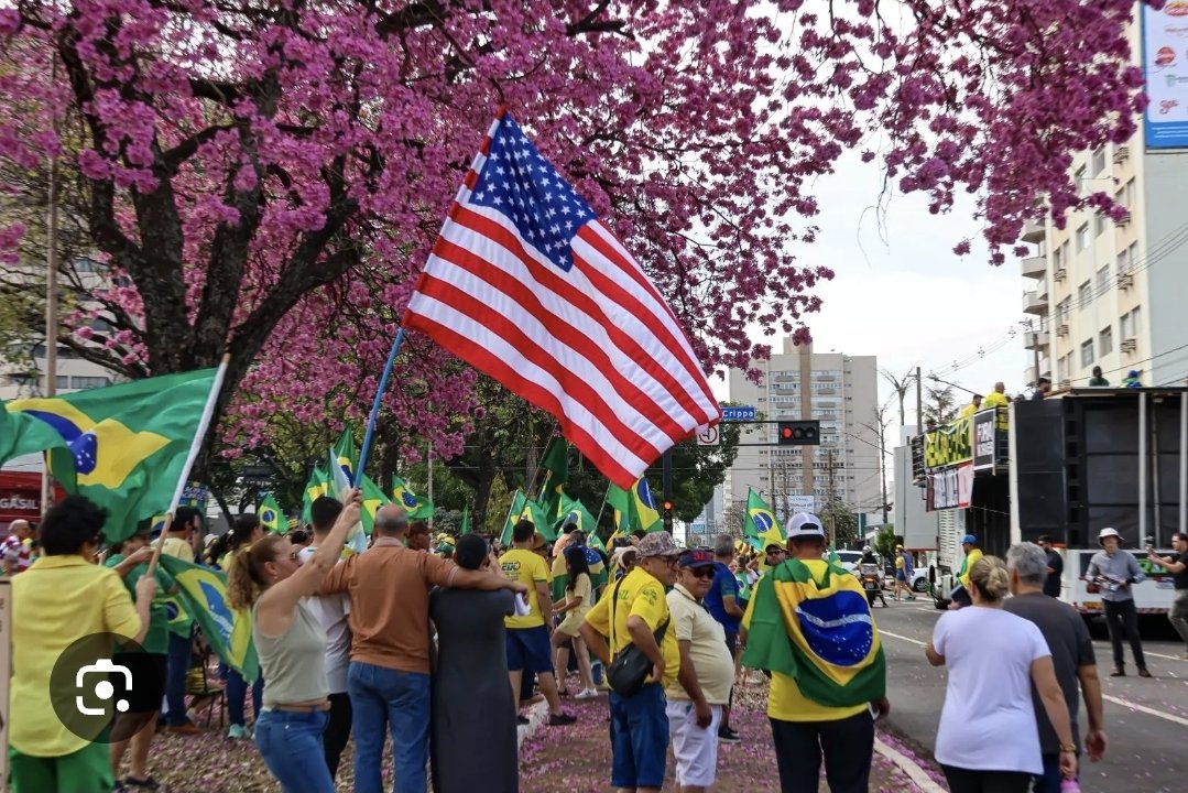 Sera que depois das notícias de hoje sobre o telefonema do <a href="/realDonaldTrump/">Donald J. Trump</a> com o <a href="/LulaOficial/">Lula</a> , amanhã veremos essas bandeiras no meio do desfile de retardados? Creio que no Japão o #Trump já é comunista. Chora <a href="/BolsonaroSP/">Eduardo Bolsonaro🇧🇷</a> <a href="/pfigueiredo08/">Paulo Figueiredo (8)</a> <a href="/allanconta5/">Allan Dos Santos</a> <a href="/nikolas_dm/">Nikolas Ferreira</a> ,seus Xupa Saco
