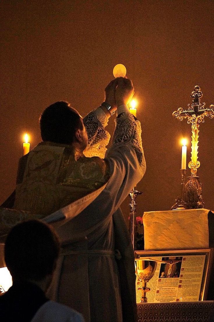 Desde quando adorar a Deus é esboçar um “glória” e “aleluia”?

Adorar a Deus é isso daqui minha senhora: