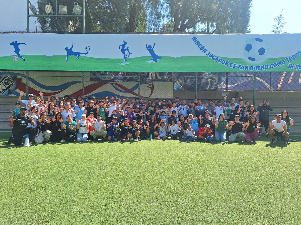 ismazu17's tweet photo. Una clínica deportiva diferente 💚⚽
Padres, hijos y especialistas reunidos por la Fundación Tota Carbajal para hablar de prevención, valores y familia.
El deporte une, enseña y transforma. #PrevenciónConValores #FundaciónTotaCarbajal #LeónGto https://t.co/een6Hi4anx