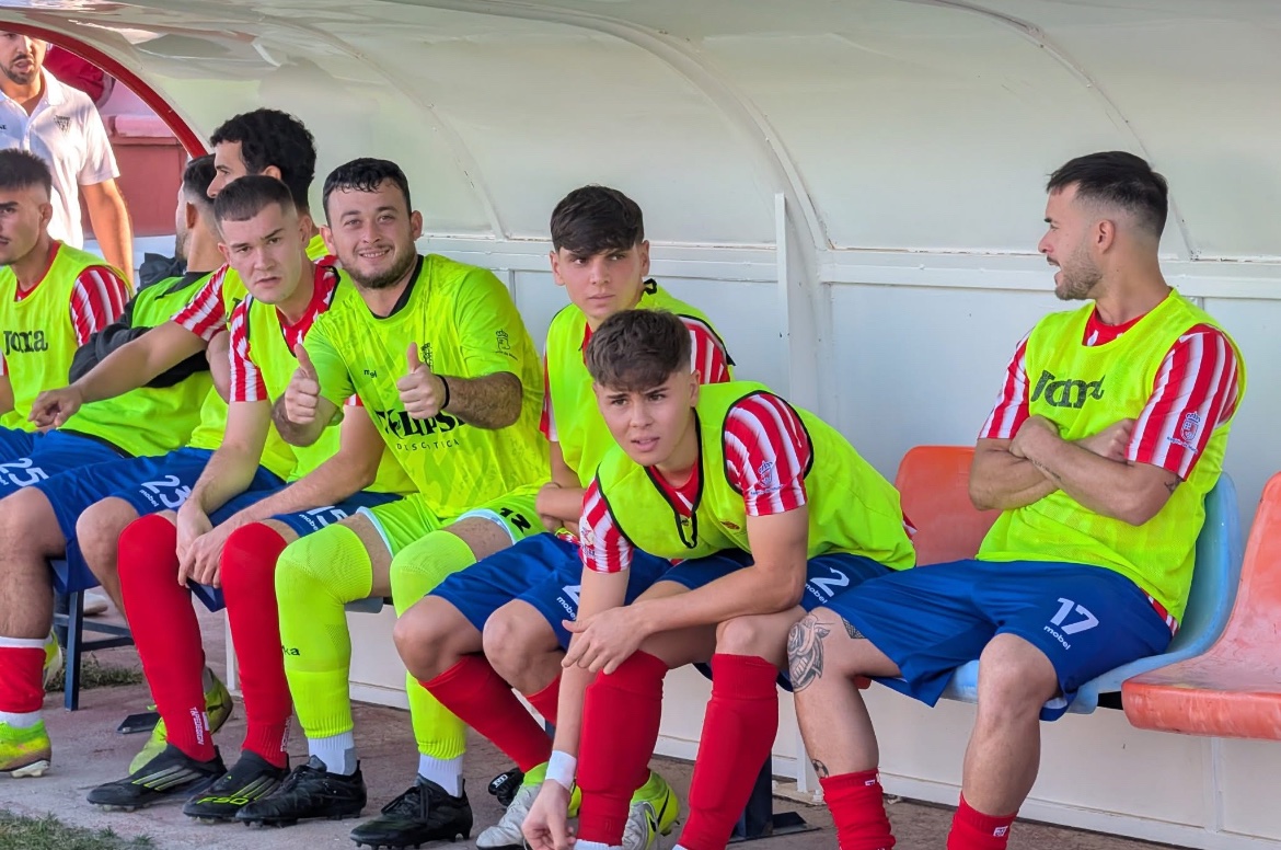 3 RFEF

Otro de los futbolistas con sabor añejo del grupo XIII es Juanlu (Club Olímpico de Totana - Dorsal 17) el centrocampista es un emblema del club alfarero y sabe lo que es competir en el torneo. Su debut esta temporada fue ayer desde la banqueta