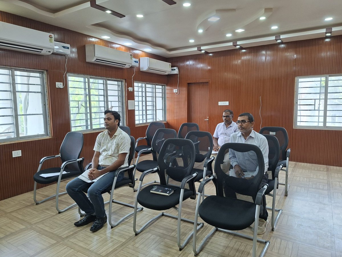 dcjamtara's tweet photo. आज कार्यालय प्रकोष्ठ में जिला ई-गवर्नेंस सोसायटी (#DeGS) की आहूत समीक्षात्मक बैठक में, आईआरएडी, सीएससी, यूआईडीएआइ, झार सेवा पोर्टल के अलावा एनआईसी द्वारा किए जा रहे सभी कार्यों की समीक्षा कर संबंधित पदाधिकारी को आवश्यक दिशा निर्देश दिया।
@prdjharkhand 
@JharkhandCMO https://t.co/yQ2bukrGLp