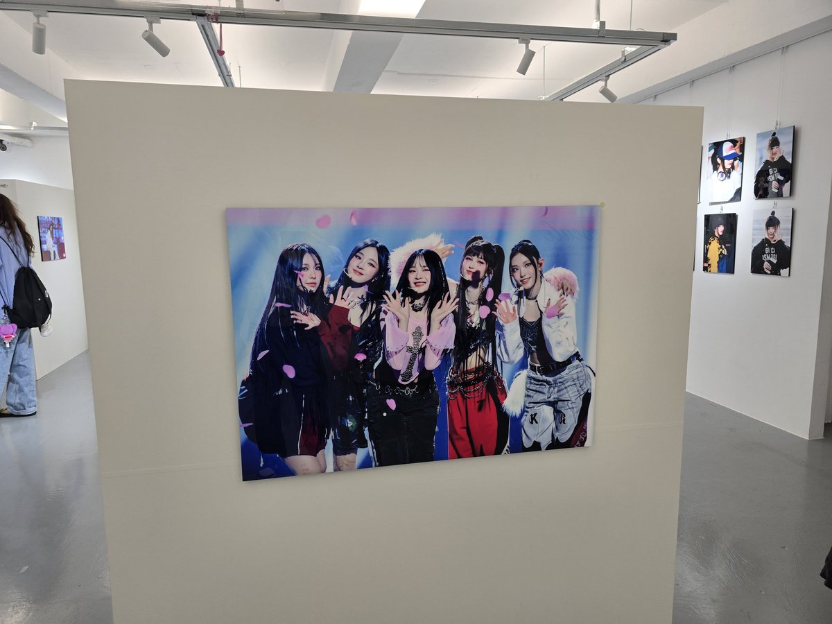 cameloun722323's tweet image. 1006 하니 생카 투어 두 번째! 타임스케일!
안 갔으면 큰일날뻔했어요ㅋㅋ P라 예약은 엄두도 못내고(오늘도 계획 시간에서 지각🫠) 일병님과 네버다이님 덕분에 갤러리 갔는데 엄청 좋은거였군요..👍🏻 액자는 집 포화상태라 포기ㅜ

#Timescale
#팜하니 #팜팜 #하니
#Hanni #PhamHanni