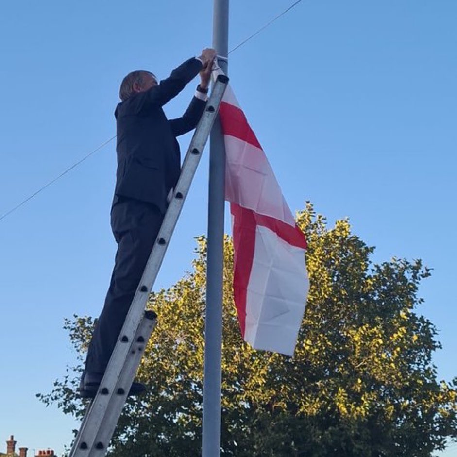 GBPolitcs's tweet photo. 🚨NEW: MP Rupert Lowe raises the St. Georges flag in his constituency https://t.co/sjigXhe30r