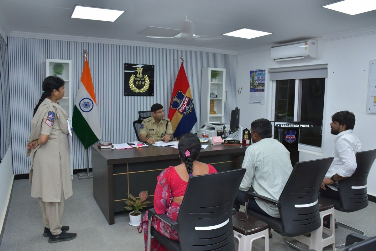 SP Sangareddy (@spsangareddy) on Twitter photo 🗓️06.10.25
• ప్రజల సమస్యల పరిష్కారానికై “ప్రజావాణి” కార్యక్రమం నిర్వహించిన జిల్లా ఎస్పీ శ్రీ పరితోష్ పంకజ్, IPS
• సమస్యల సత్వర పరిష్కారానికి SHO లకు సూచనలు
• స్థానిక స్టేషన్లో పరిష్కారం దొరకనప్పుడు ఎలాంటి పైరవీలకు తావు లేకుండా నేరుగా జిల్లా పోలీస్ కార్యాలయాన్ని సంప్రదించవచ్చు 🗓️06.10.25
• ప్రజల సమస్యల పరిష్కారానికై “ప్రజావాణి” కార్యక్రమం నిర్వహించిన జిల్లా ఎస్పీ శ్రీ పరితోష్ పంకజ్, IPS
• సమస్యల సత్వర పరిష్కారానికి SHO లకు సూచనలు
• స్థానిక స్టేషన్లో పరిష్కారం దొరకనప్పుడు ఎలాంటి పైరవీలకు తావు లేకుండా నేరుగా జిల్లా పోలీస్ కార్యాలయాన్ని సంప్రదించవచ్చు