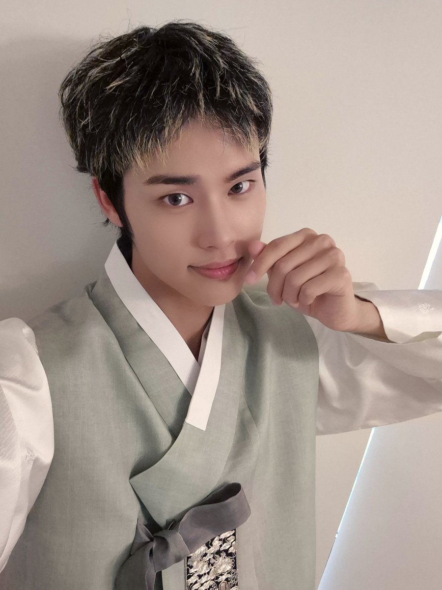 NewBeat_twt's tweet photo. [#전여여정]

우리 뉴로들!! 풍성하고 행복한 추석 한가위 보내기~~!! + 잠 많이 자고!! 밥 많이 먹고!! 잘 놀러 다니고!! 🥰 https://t.co/MWKrt6zXAv