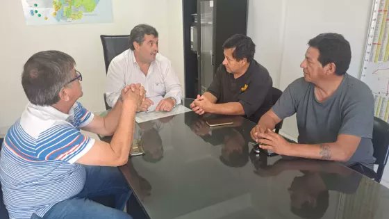 AMTdeSalta's tweet image. La AMT dispuso prorrogar por 90 días los modelos vencidos 2011 de taxis y remises

Luego del pedido de los trabajadores del sector, debido a la crisis económica que atraviesa el país, el organismo otorgó la prorroga hasta fin de año

Más información👇
salta.gob.ar/prensa/noticia…