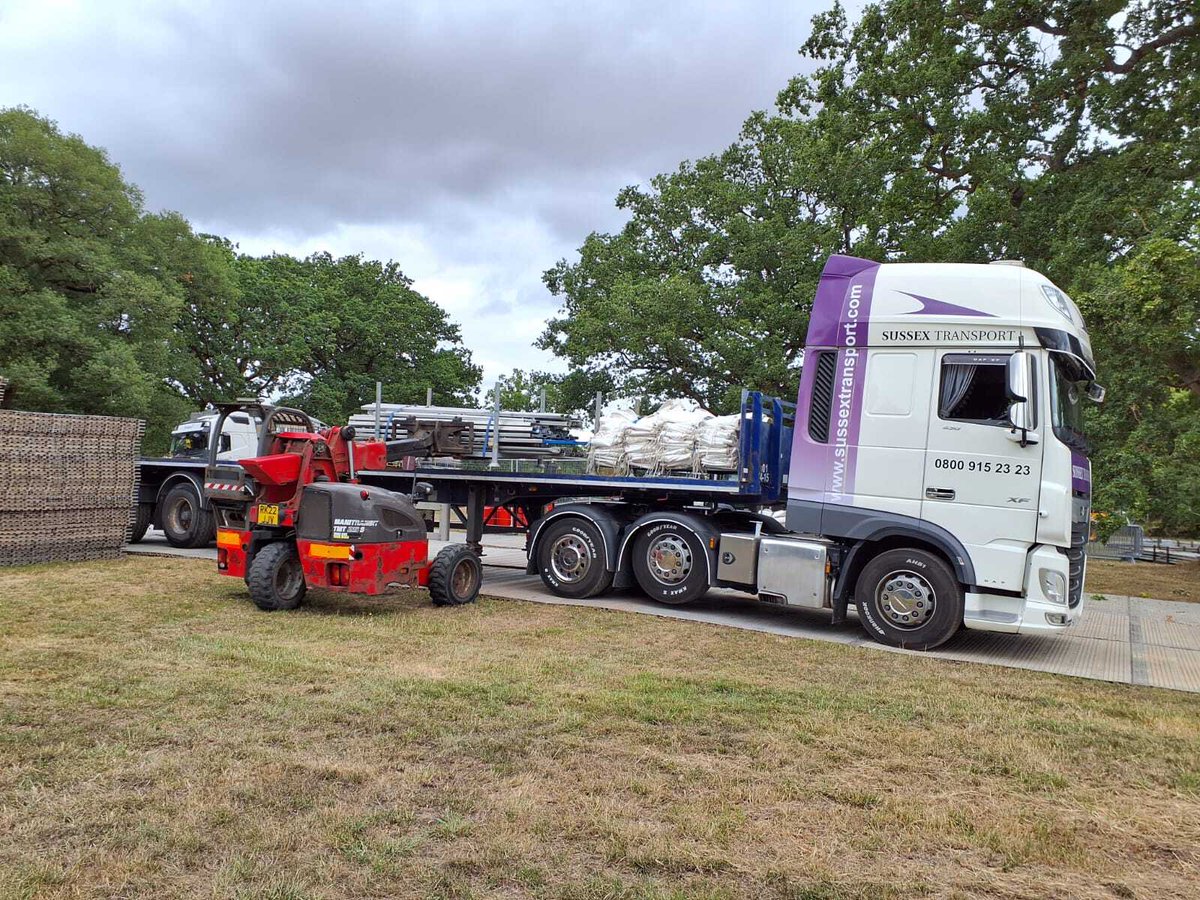 🚛 Fleet in Action – Lutterworth, Leicestershire

Driver James snapped this picture of one of our Artic Moffett vehicles delivering and unloading marquees in Lutterworth as part of our nationwide logistics operations.  Our modern truck-mounted Moffetts make light work of jobs