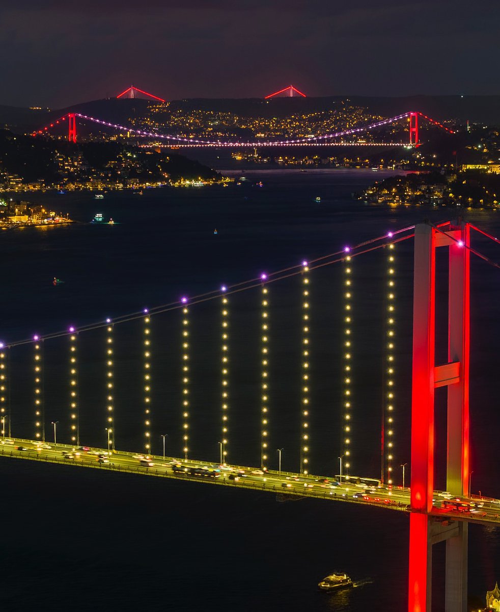 İstanbul Boğazı'nda nefes kesici bir gece manzarası.